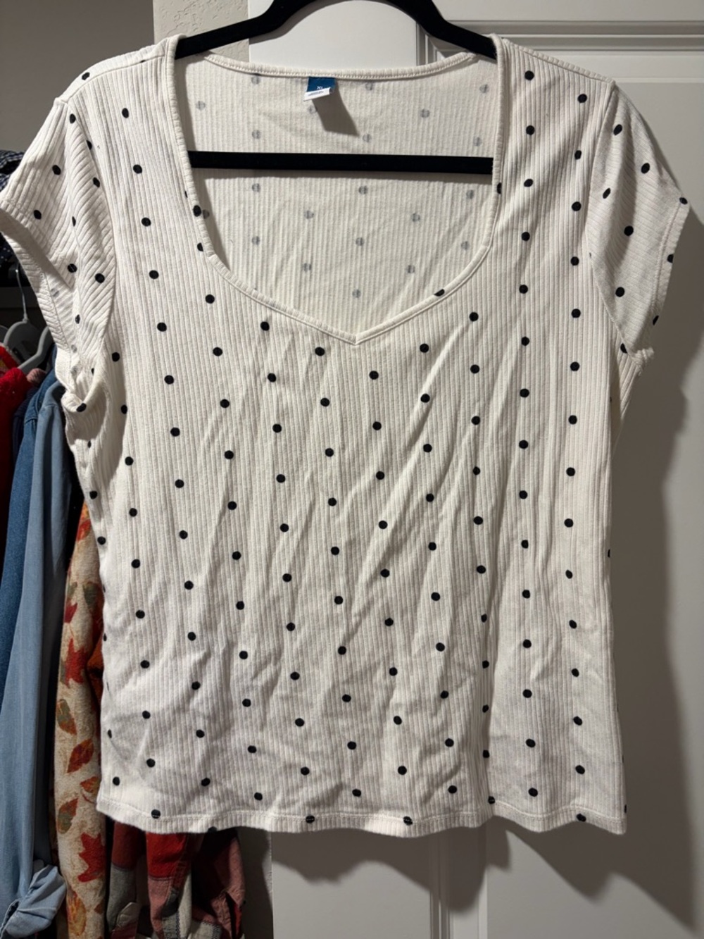 Old Navy White Short Sleeve V-Neck Top with Black Polka Dots